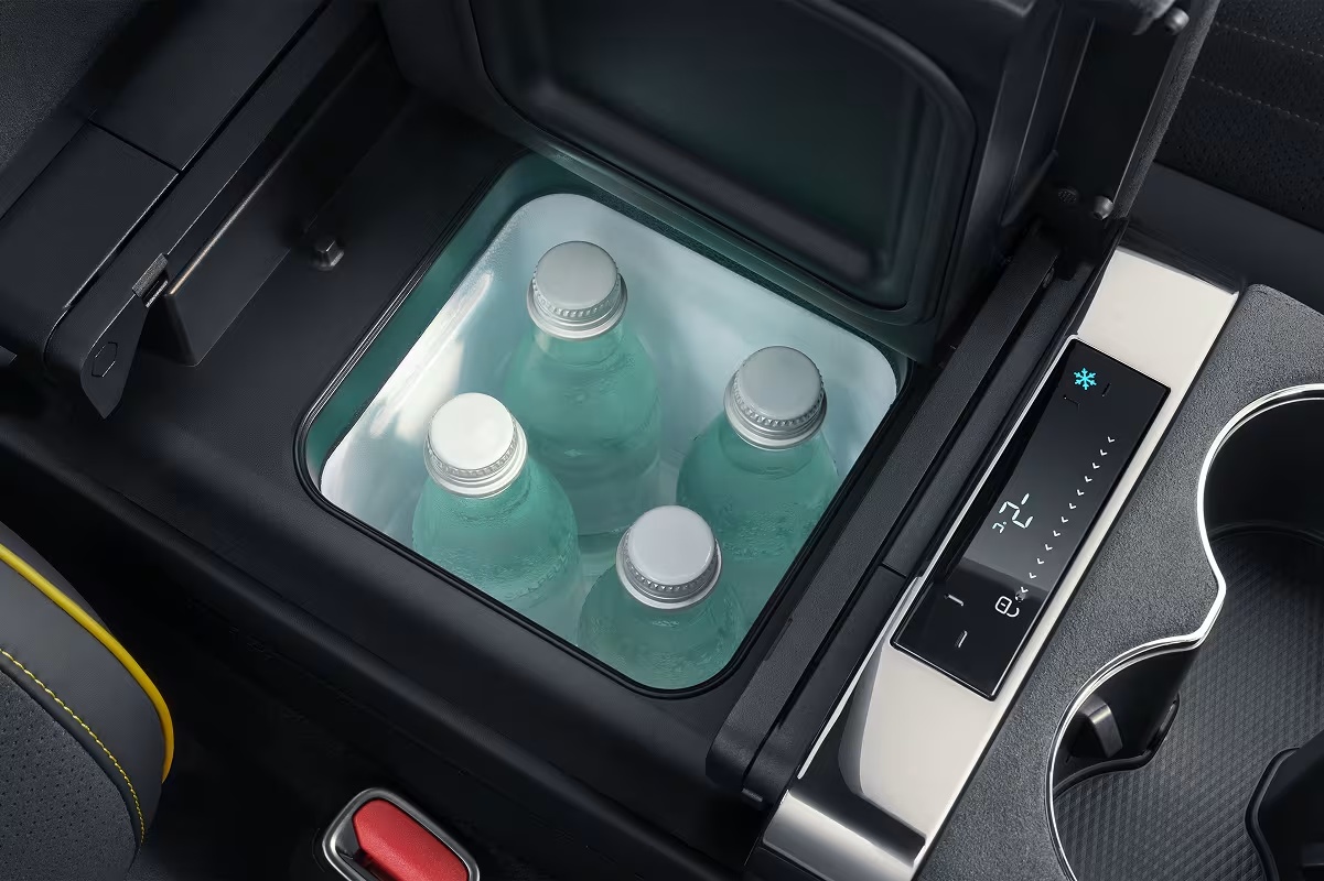 CHINA EV SOURCE · Official Z9GT interior cooling and heating compartment image. Model equipment reference.