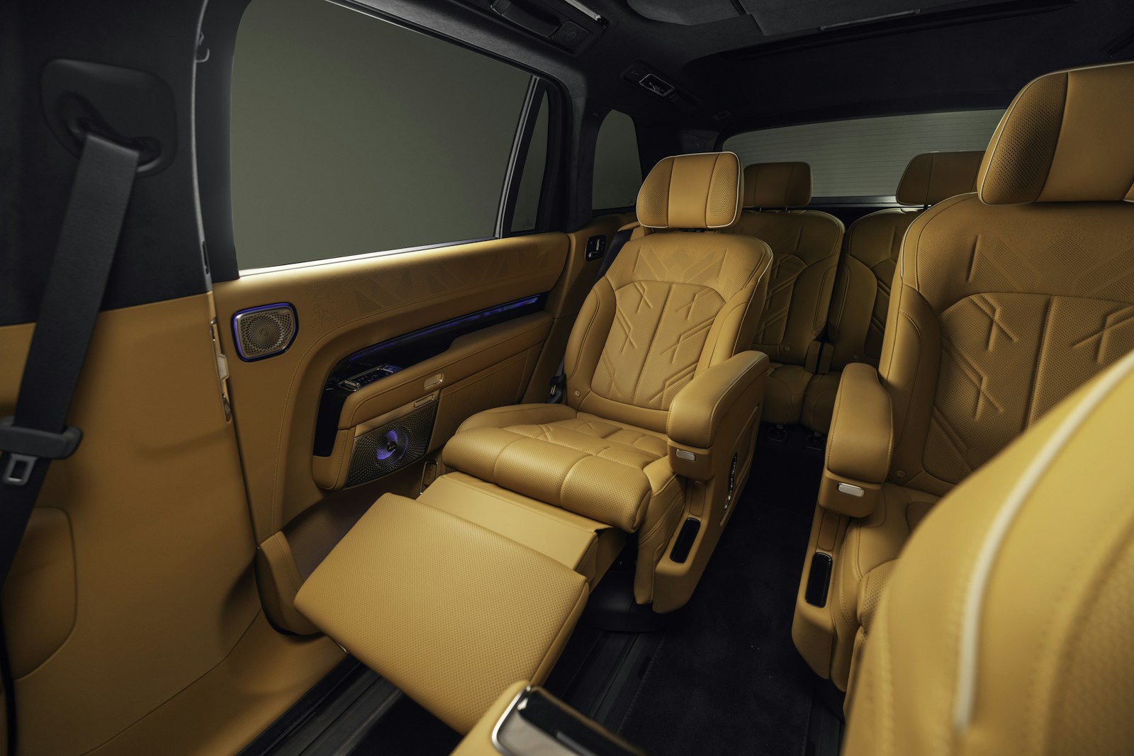 ZEEKR 9X luxury second-row seats with extended leg rests — official European model reference | CHINA EV SOURCE